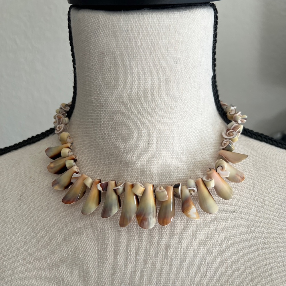 Elegant Curly Shell Necklace